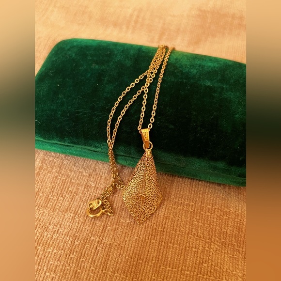 [SOLD] JAPAN Vintage AKOYA Pearl Necklace Unique Design Leaf Embrace Pearl - Picture 8 of 11